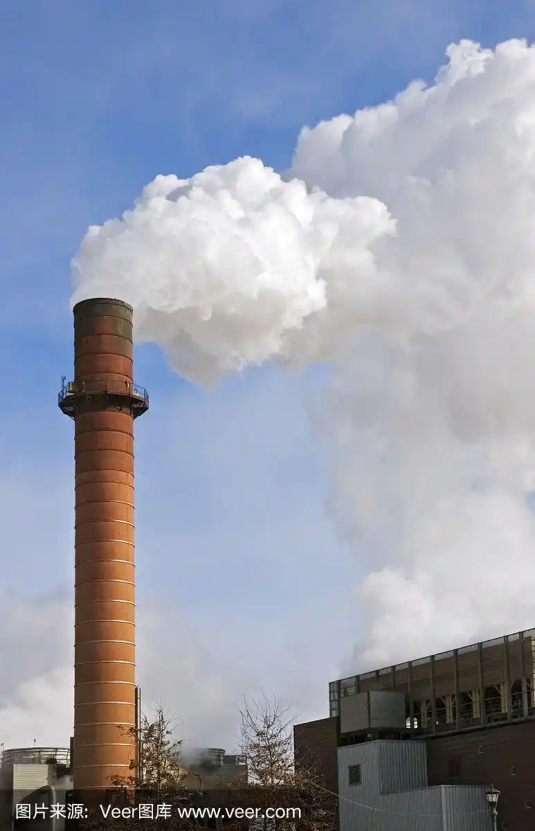 蓝天下冒烟的烟囱