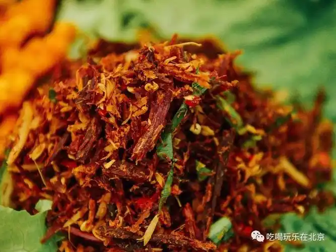 嚼起来很香这个干巴被捣的很碎很薄片,是云南特有的美食,干巴类似于