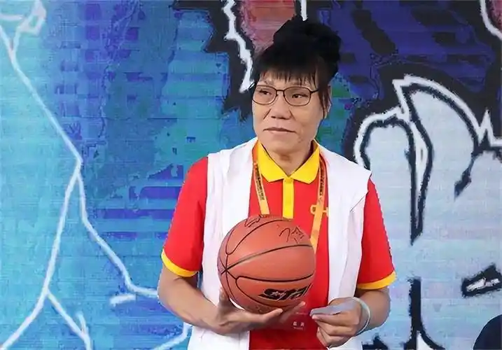 可是,徐庆华比郑海霞要矮16厘米,每次从她背后想要抱住她亲一下,也很