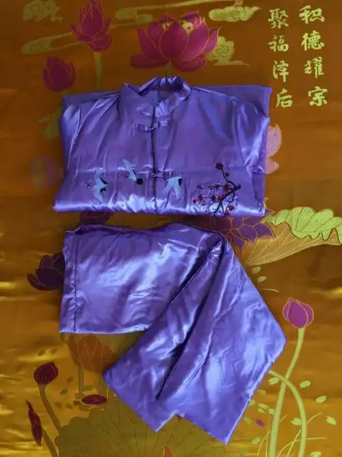 m4   女祥云蚕丝刺绣袄裤   80元/套   5套赠送一套