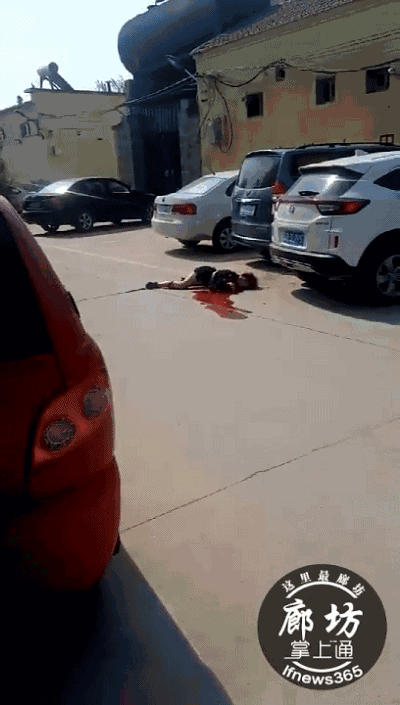 "微友小林(化名)说:"看现场照片特别血腥,也不知道到底是有多大的仇