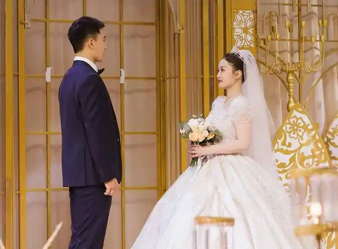 王威晒结婚照透妻子正脸,颜值高气质佳,好友杨幂录视频送祝福_身材