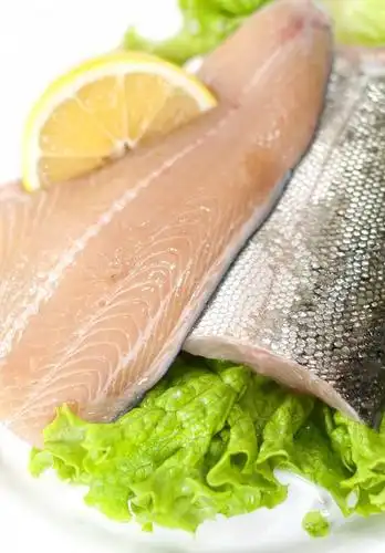 焦炒鱼片:鱼肉300克,青,红椒各25克,鸡蛋1个