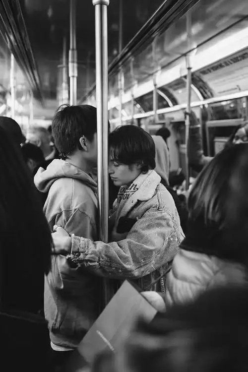 纽约地铁上的人生百态 黑白摄影凝聚时间碎片