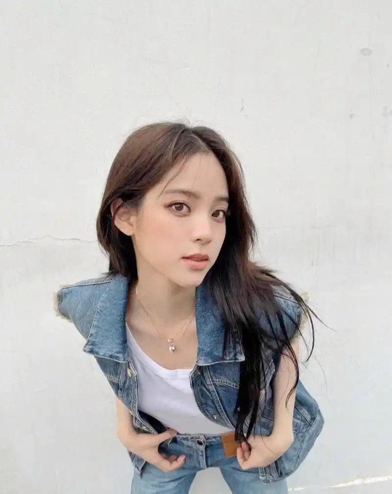 欧阳娜娜一身牛仔装,美丽又忧伤,青春靓丽又元气满满,正能量美少女!