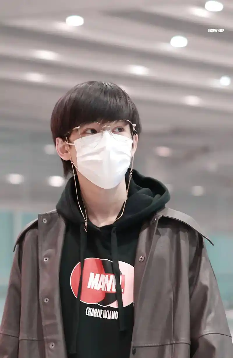 好帅气!#宋亚轩 #机场穿搭#fyp - 抖音