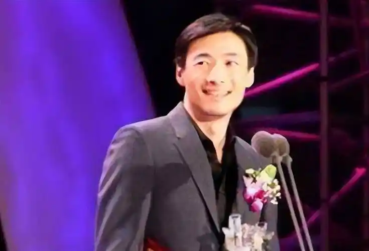 看完孙红雷的妻子,再看看祖峰的妻子,网友:真的好福气呀