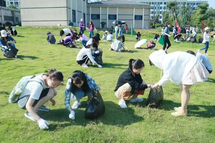 学校开展全校学生义务劳动