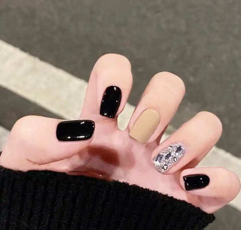 治愈黑色系2023热门黑色短款美甲 2023不一样的新年安排个不一样的