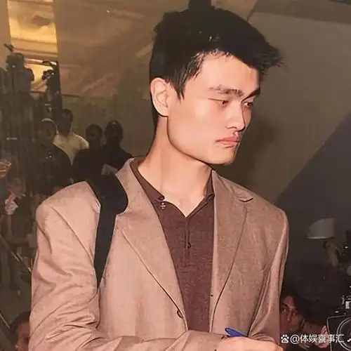 姚明父母近况72岁父亲一头白发75岁母亲驼背想让姚明生二胎