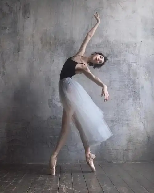 这个美丽的舞者,可是娜塔莉·波特曼,在拍摄《黑天鹅》时的芭蕾教练.