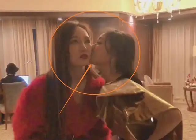 孟佳活动视频曝光,颜值五官仿若自带精修,脸上残留唇印成亮点|王霏霏