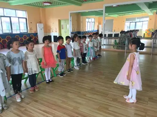 今天发现有一个小朋友练习站姿非常标准,一起来看看是谁吧 大家都要向