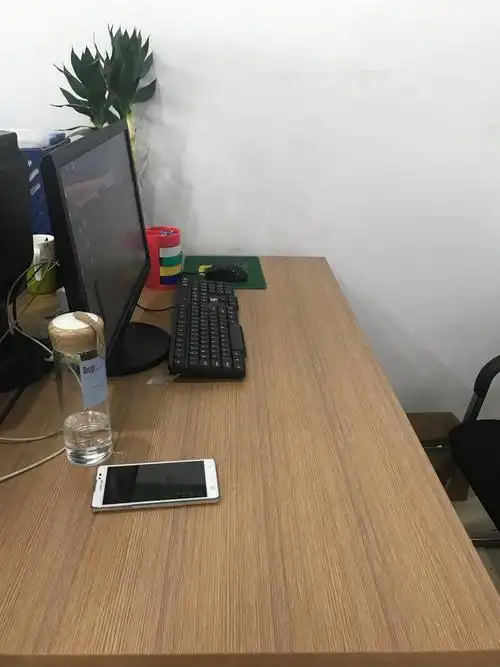 会计刘子撼的办公桌