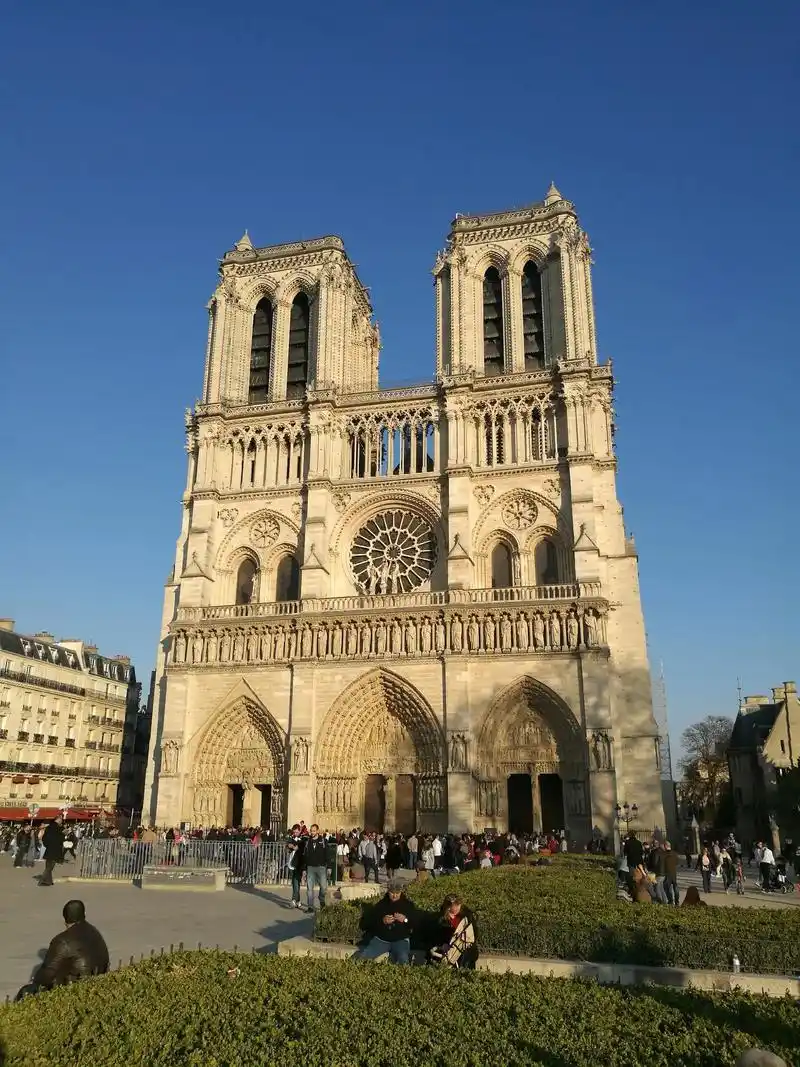 巴黎圣母院被烧前留下的照片… - 抖音