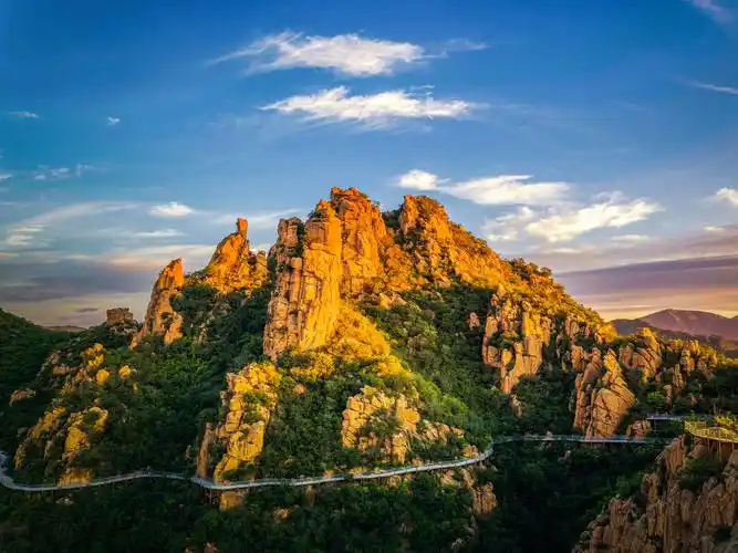 p>辽宁北票大黑山旅游景区位于 a target="_blank" href="/item/辽宁