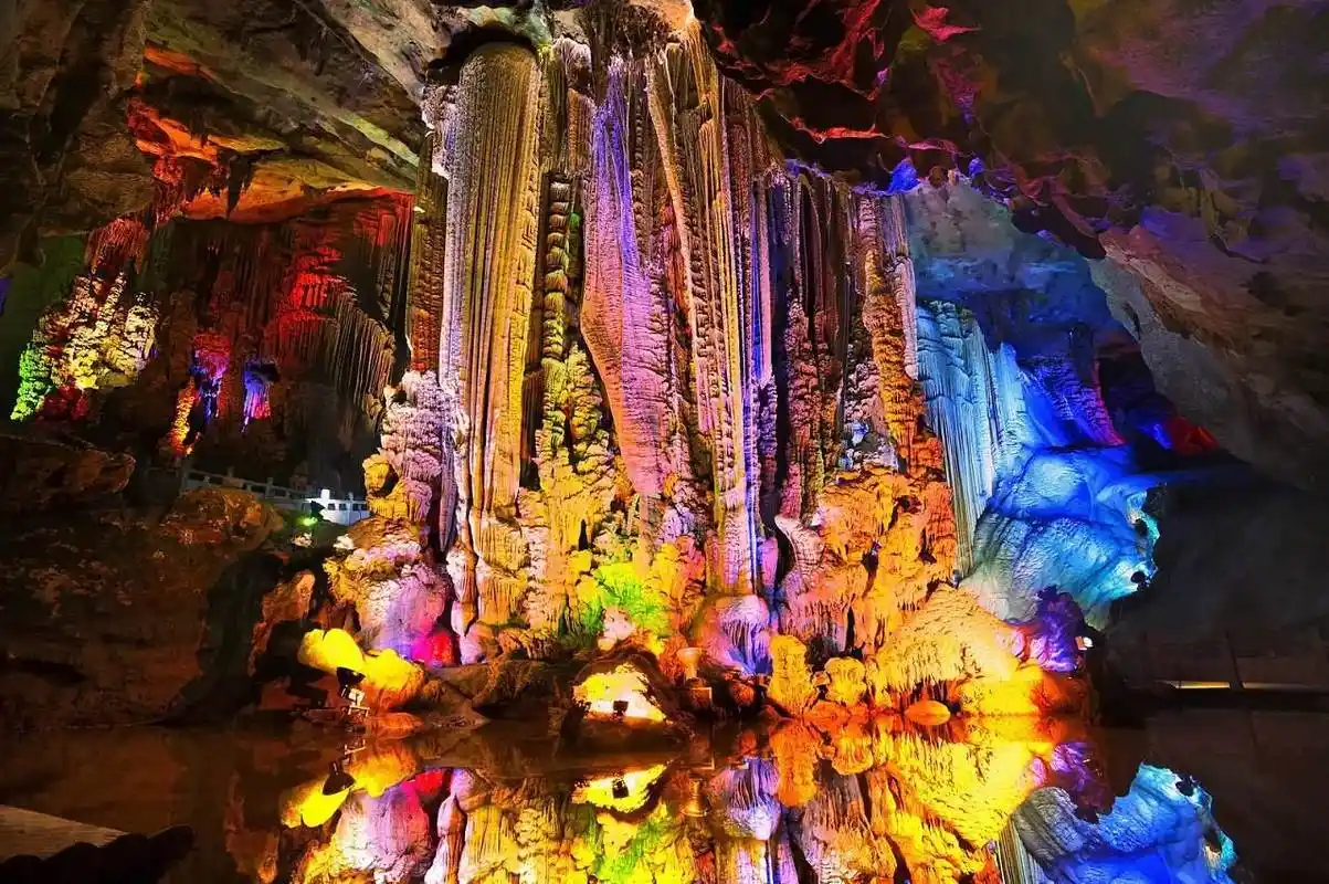 p>银子岩溶洞是典型的 a target="_blank" href="/item/喀斯特地貌