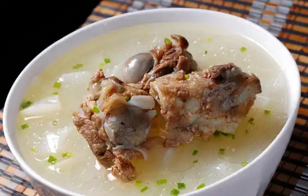 炖骨头汤时,直接加水炖是大忌!跟着厨师这样做,汤鲜味美肉更香