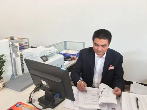 我社信贷员整理审查贷款资料