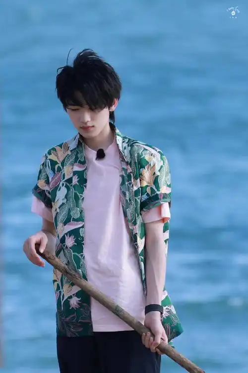 宋亚轩被埋在沙滩里##宋亚轩绿色花衬衫路透##时代少年团今日海边