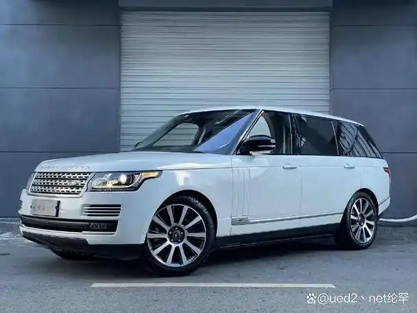 一辆耀眼的新款路虎揽胜最近在市场上亮相了.