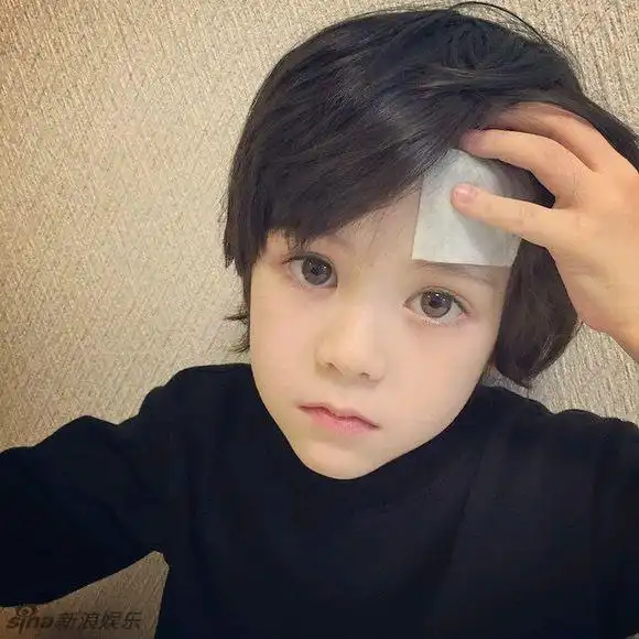 三国混血小正太走红 大眼迷倒网友