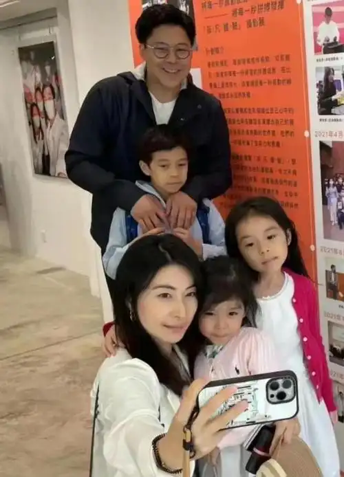 郭晶晶罕见全家福曝光!她携子女为霍启刚庆生,豪宅卫生惹争议