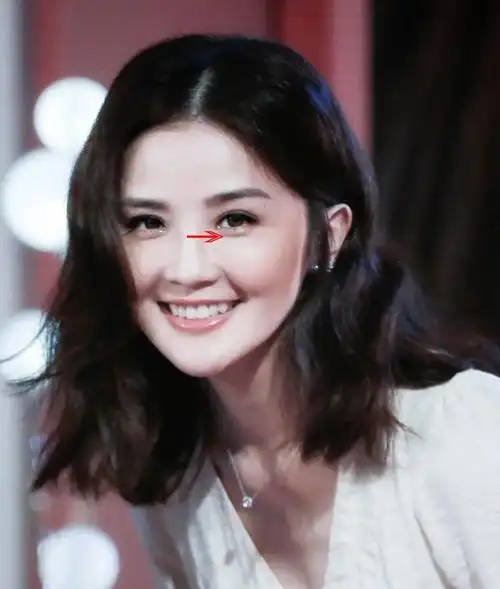 宽眼距又塌鼻梁的邓丽君如何成为时代美人的其实道理很简单