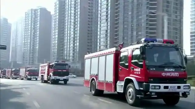 九辆消防车一起出动,究竟是有多大的火灾,让这么些消防车出动