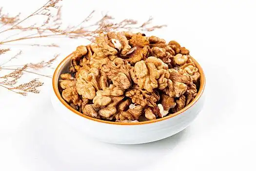 保健食品核桃仁摆放在桌面上