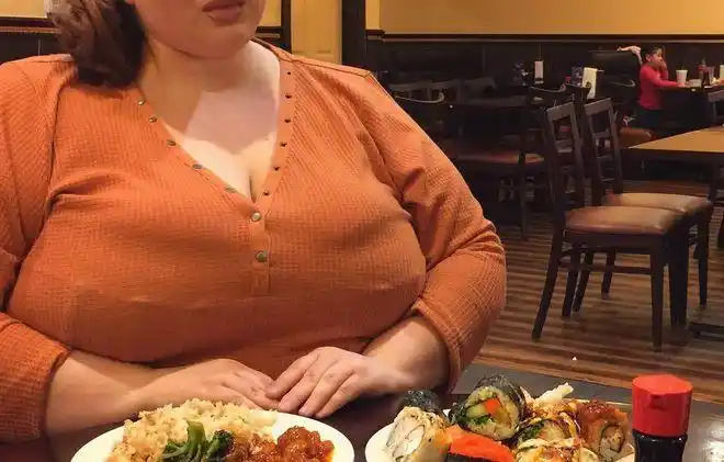 粉丝们不仅仅提供食物,还额外打赏了很多钱,表示对阿曼达增肥的支持.