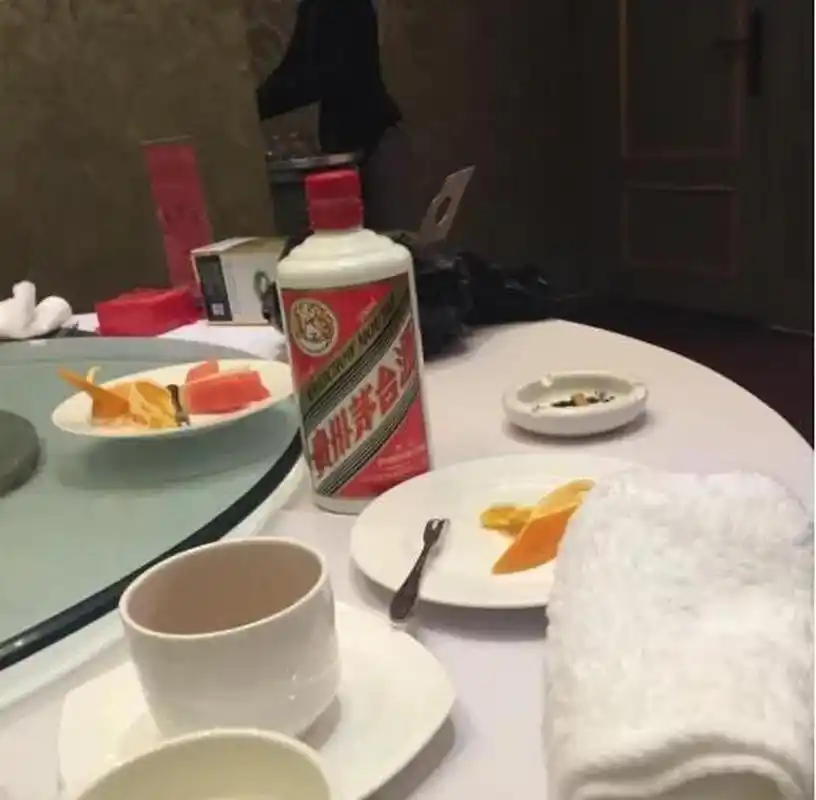 "逼人太甚",山东一大叔带4瓶茅台酒出席饭局,喝完正要带走4个空瓶子