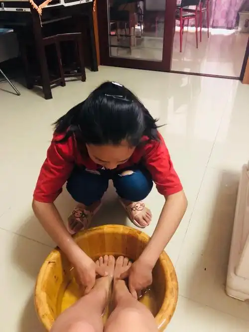 宋芝涵给妈妈洗脚