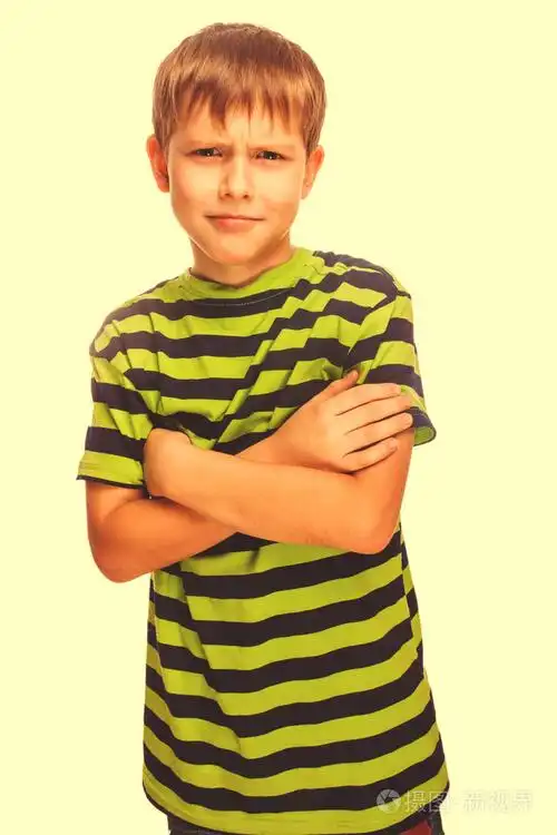 宝贝男孩哭着少年难过伤心难过的表情上 wh 孤立