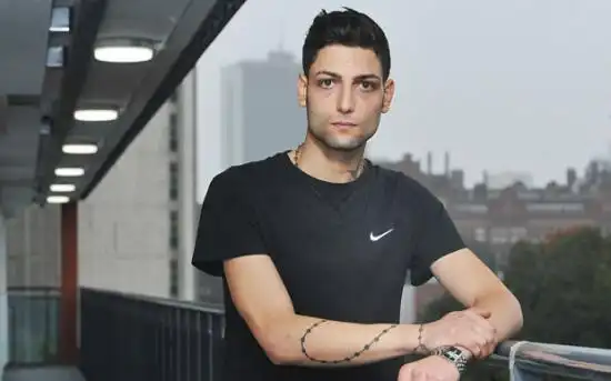 伊朗男子留英10年受够歧视 怒闯警局求遣送出境