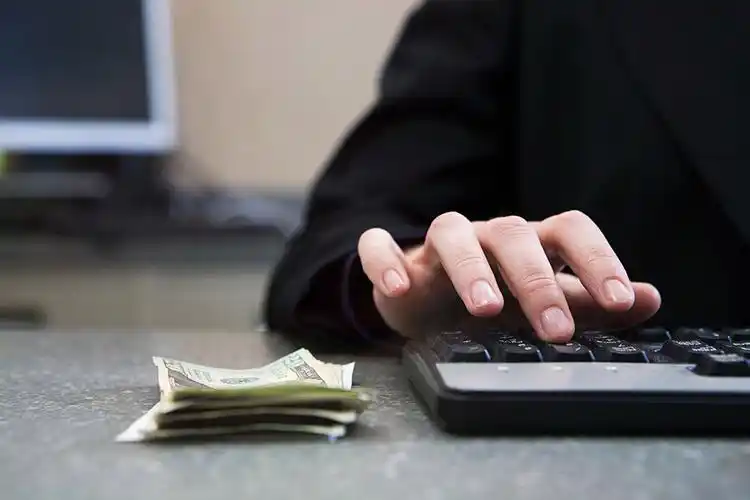 银行出纳做什么生意好呢 银行出纳做什么生意好呢工资多少