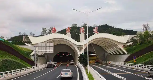 (钱嘉禾,实习生洪送胜)"海沧隧道是厦门的第二条海底隧道,也是罕见的