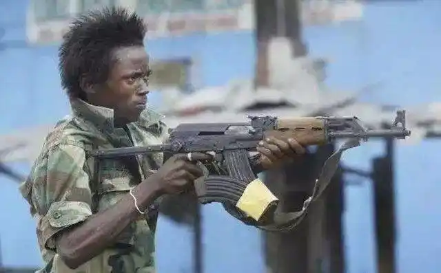 非洲人拿ak47射击必须将枪支举过头顶就一个原因大家都笑了