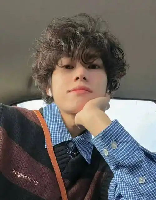 混血小哥哥的常用style往期回顾短烫羊毛卷,冬日复古