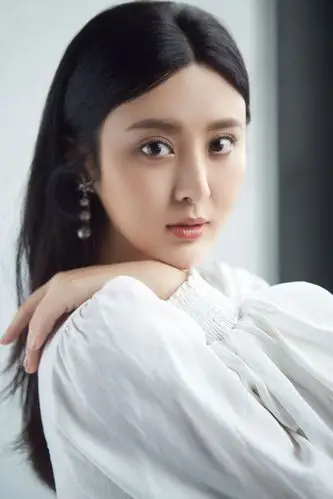 甘露欧洲宫廷风大片新鲜出炉独树一帜干练十足