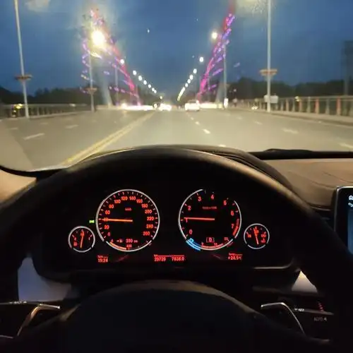 单手开车宝马晚上开车真实图片邵东宝马x6类似夜晚自拍开宝马夜晚村里