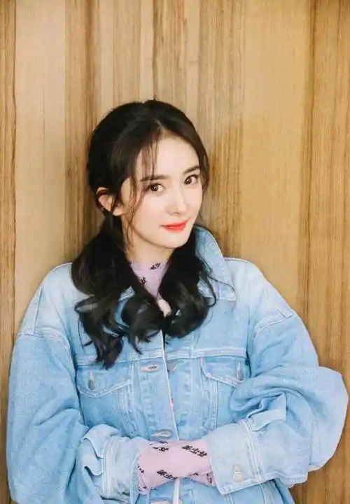 33岁杨幂风波后现身机场,身穿黑色风衣搭配t恤牛仔裤,气质开挂_造型