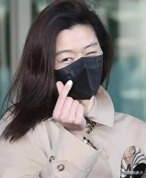 全智贤当天穿着一身宽松休闲的服装,而且几乎是全素颜的状态.