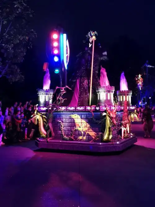 上海迪士尼乐园的花车与烟花