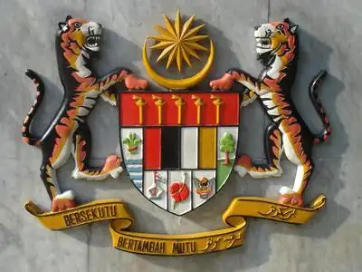 马来西亚国徽中间为盾形徽.