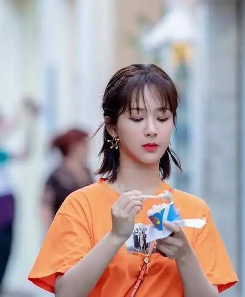 杨紫新造型美出新高度,橙色上衣配编发青春甜美,现实版"佟年"_发型