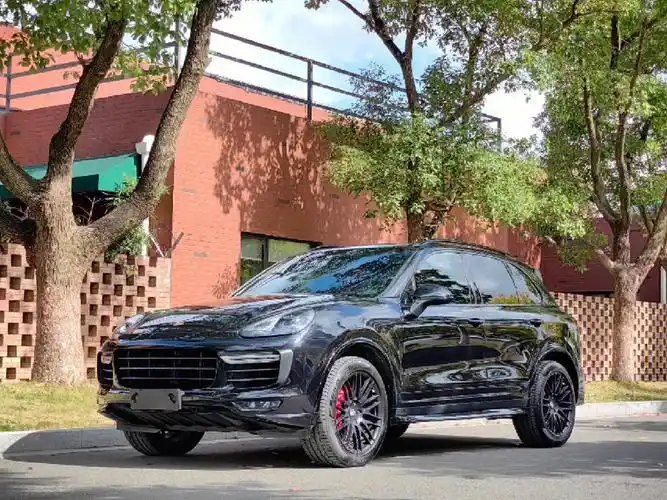 新到保时捷卡宴外黑内红选配拉满批发出售