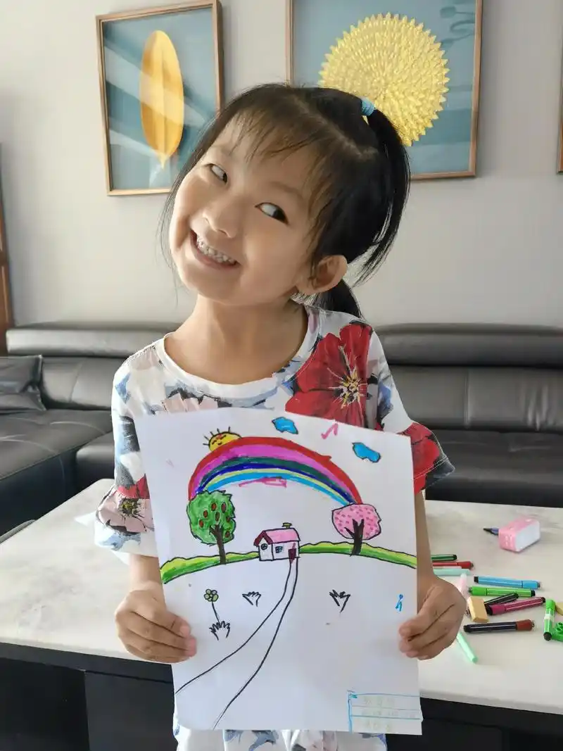 她给作品起了个名字.叫(我的家).#儿童画  - 抖音
