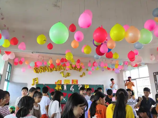 在这艳阳高照的日子里,在这苦读三年的同学们,最后一次聚会在教室里.