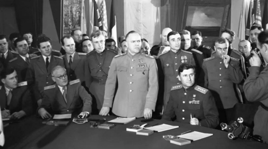 德国投降签字仪式上苏联硬汉朱可夫忍不住流下泪水